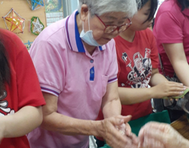 我們一起來學做粿
跟著社區阿公阿嬤，我們學習傳統粿的作法，從中也傳遞彼此的情感。