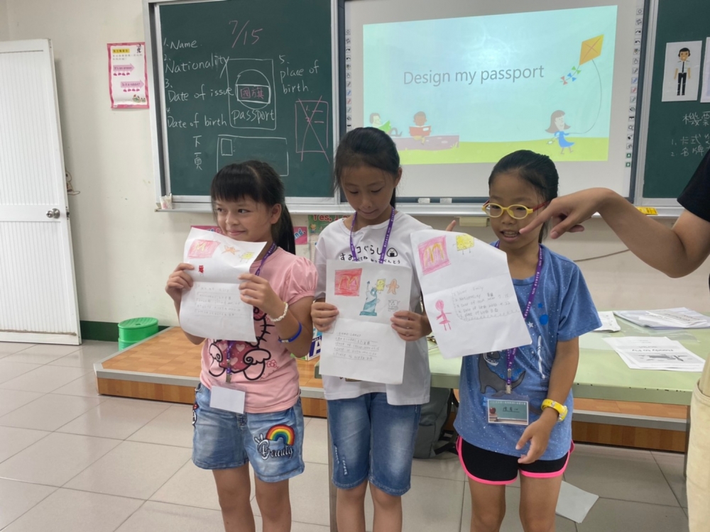 寓教於樂，強化偏鄉英語教學
暑期英語營讓小朋友設計假想國家的護照本
