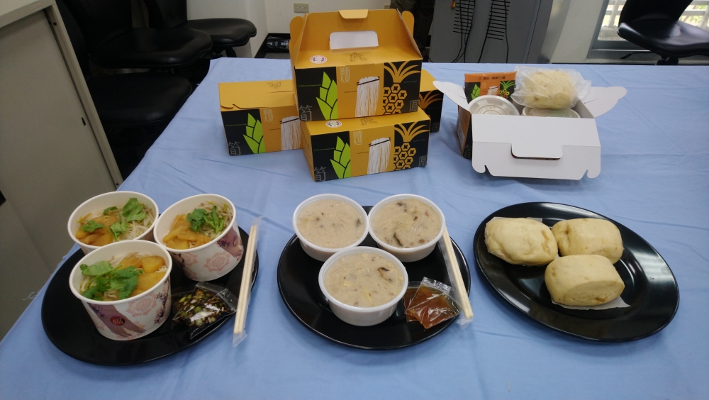 戴三堡老師輔導東勢社區開發關廟三寶特色餐。
(位置在第三段)