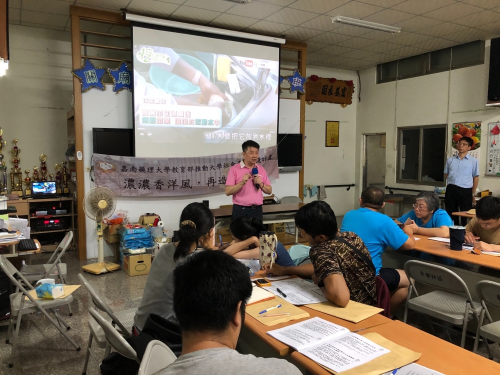 戴三堡老師到東勢社區開設免費食安教育課程。
(放在第四段)