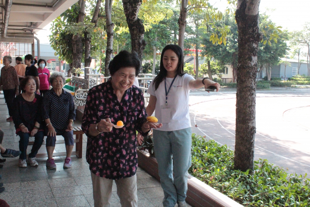 圖說：草湳社區長輩於健康促進教案中，開心遊戲。
（放置位置：第五段第二行之社工系帶領健康促進活動）