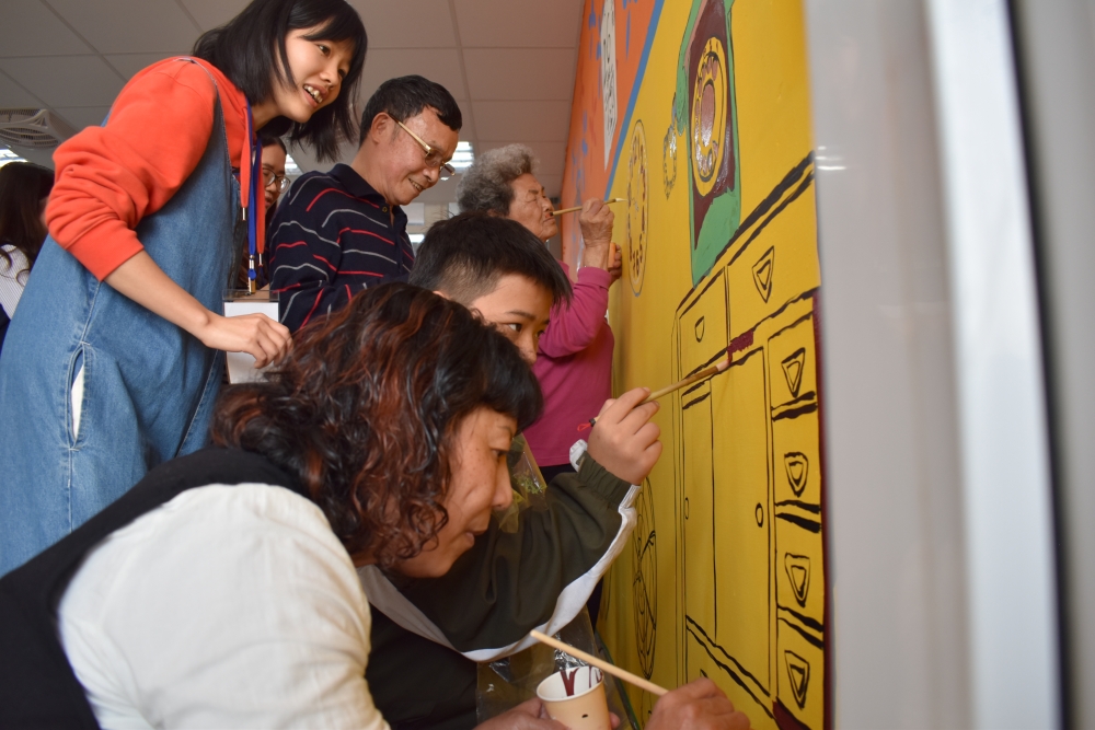 圖說：長輩與學生共同為草湳社區善水中小學據點教室，進行空間繪畫。
（放置位置：第五段第六行之兼具老少共學的多元教室）