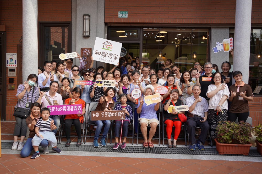 挺您，創業不孤單－和鄰居家護理所「長照咖啡館」揭幕
(圖片欲置於『……天真的笑容道。』下一行)