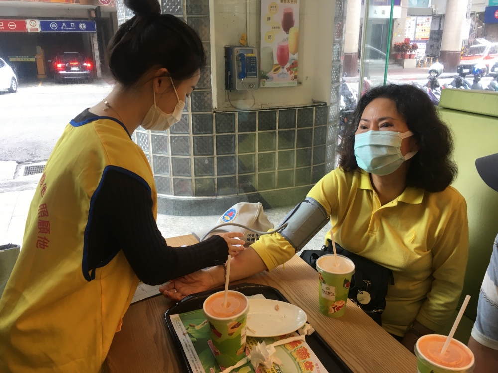 陪您，再許一個願－例行量血壓，要護您健康
(圖片欲置於『……實現一個心願。』下一行)