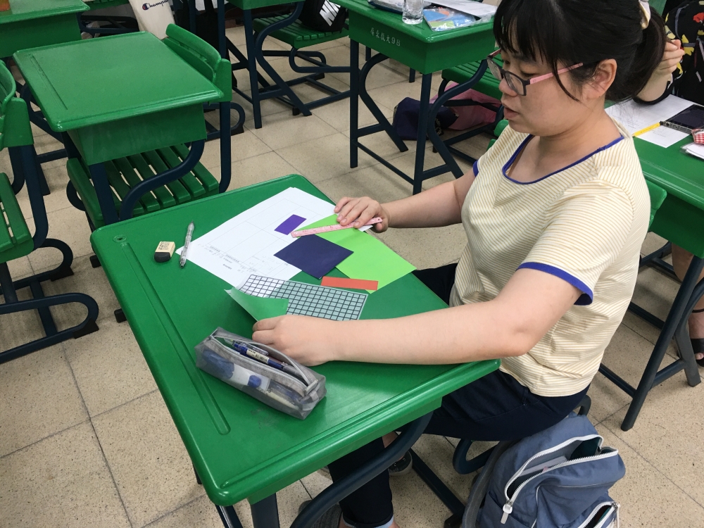 教學演示歷程，台下模擬學生的師培生融入教學活動，以學生角色動手操作並思考該活動