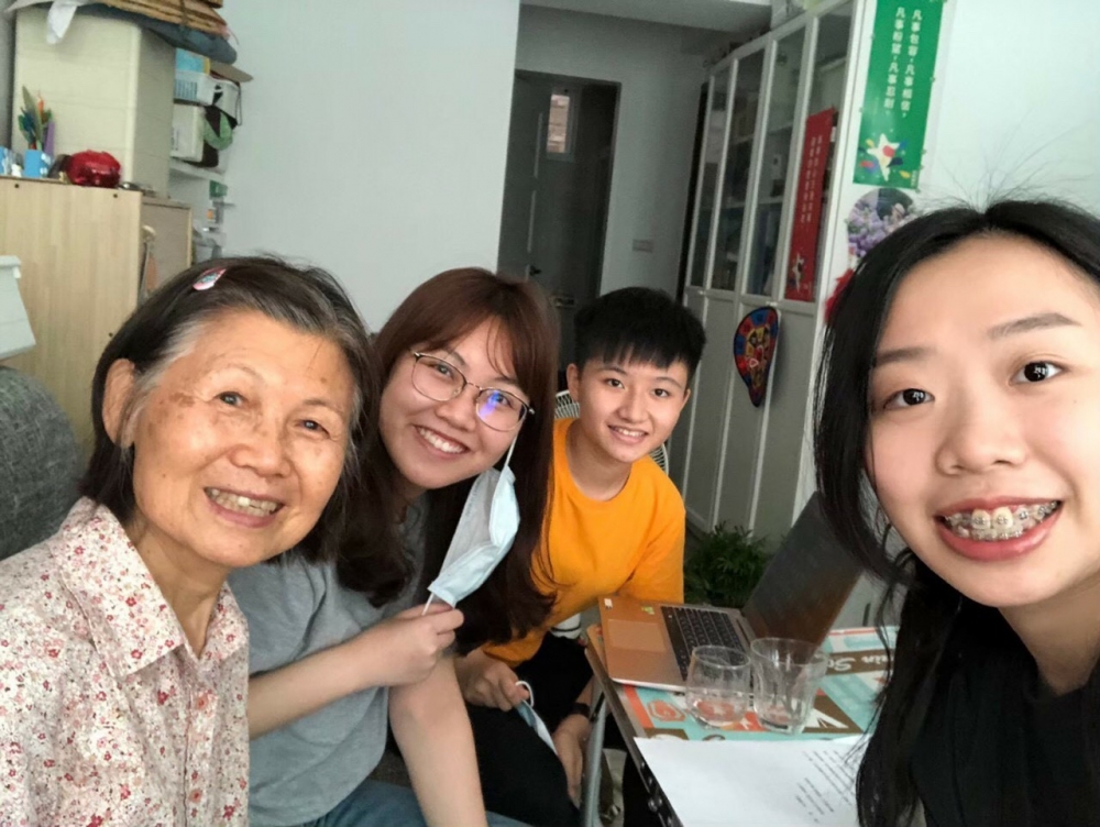 解說：儘管課程結束，但同學們還是持續與社區熟齡長輩保持良好互動。
位置：第四段口罩下的笑容中，“找回有溫度的自己…”後。