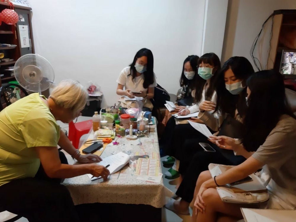 解說：課程同學親自到社區長者家中與長者互動。
位置：第四段口罩下的笑容中，“看到的不僅是歲月的歷練…”後