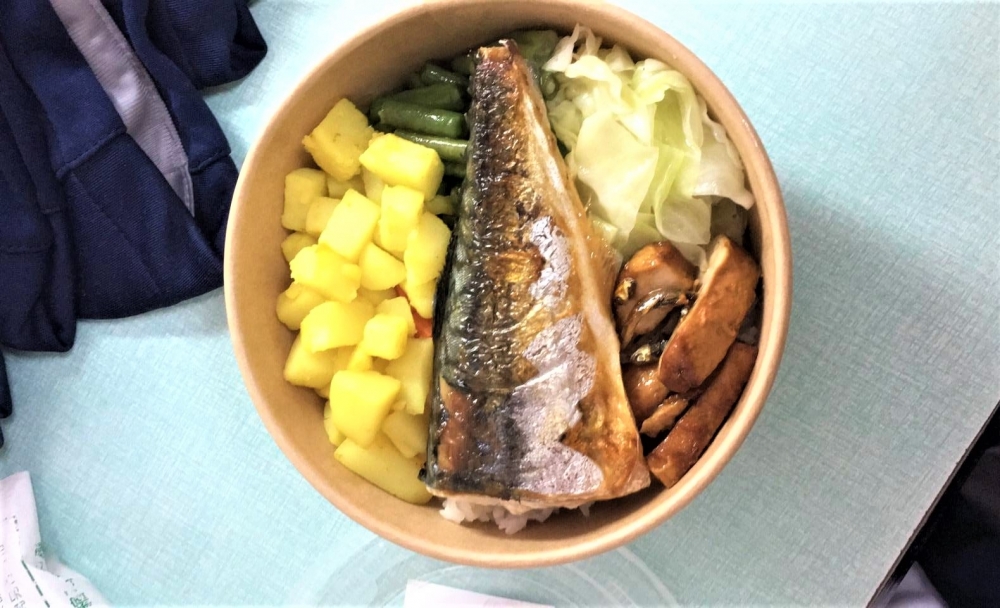 解說：與店家合作的均衡便當樣貌，菜色豐富挑動食慾
位置：在第三段疫起吃均衡吧!中，“均衡的餐點內容…”後