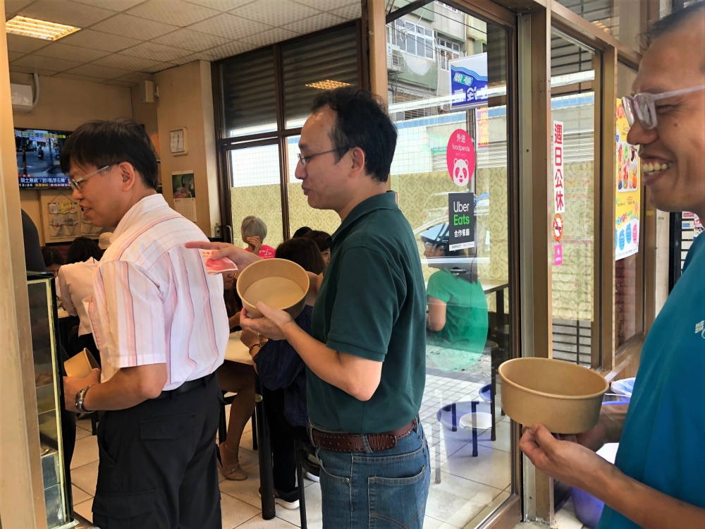 解說：在熟悉均衡便當的概念且嘗試後，民眾帶著身邊夥伴一同購買均衡便當
位置：在第三段疫起吃均衡吧!中，“回店詢問”後