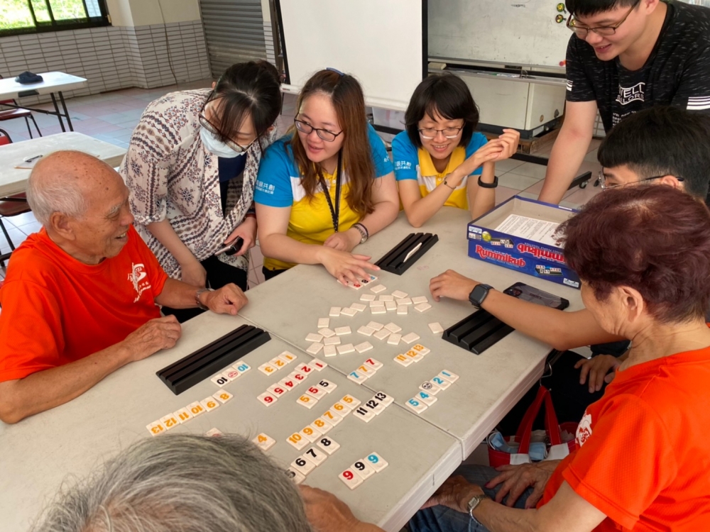 透過桌遊訓練認知功能、降低失智風險，雖然長輩有時候會忽然忘記玩法而生氣，但透過學生不斷解說仍玩得不亦樂乎。