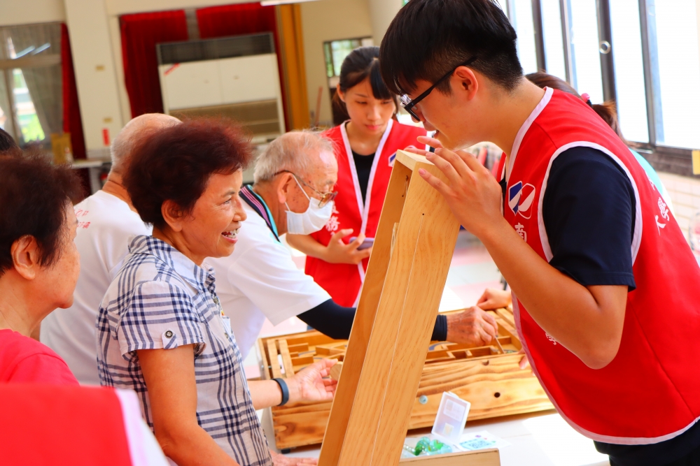 與東海大學智慧行動車合作，當天除了透過儀器的測量讓長輩更了解身體狀況，運用教具、帶動健康操讓長輩活絡筋骨、刺激思考。