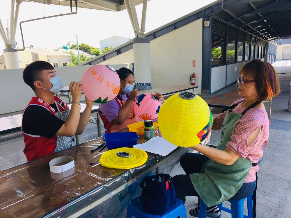 為了自己成長的社區盡一份心力。學生與長輩們，一同用心地彩繪花燈，將社區特色畫上花燈，期許逐漸為高齡化的社區能夠帶來活力。