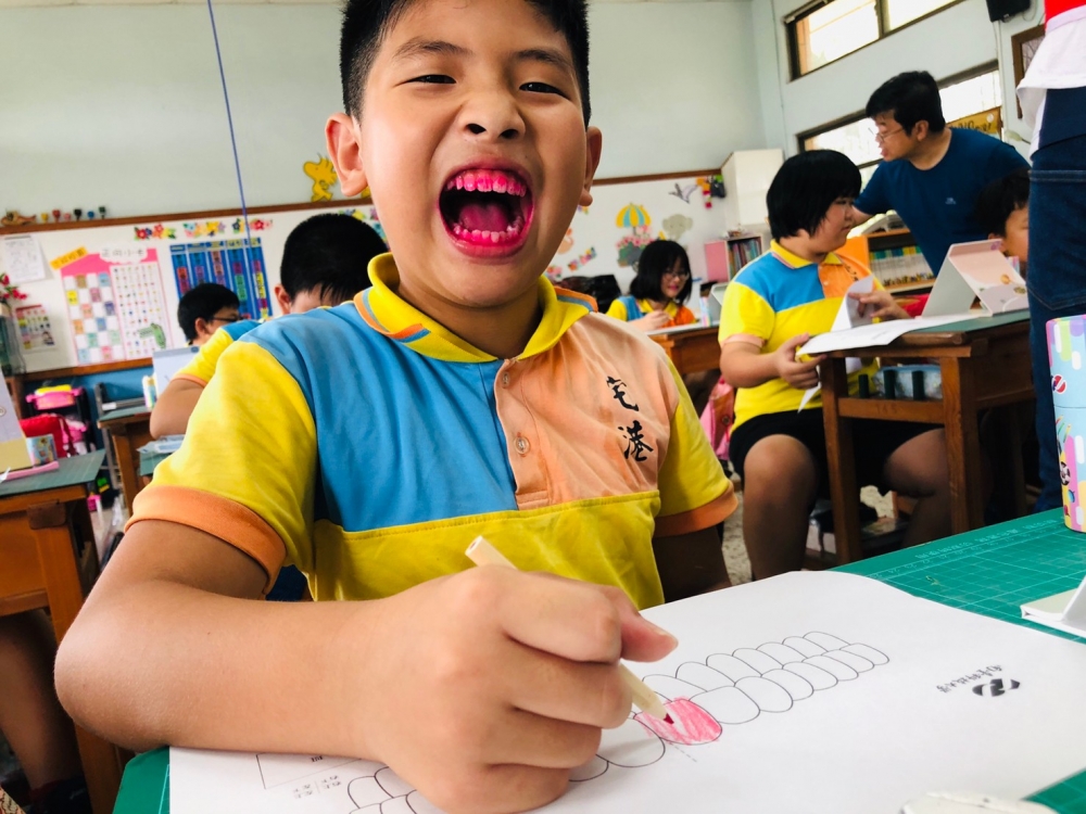 「打擊壞菌斑」小小照服員培訓，搭配國小健康與體育的課綱，一起重視口腔保健議題。