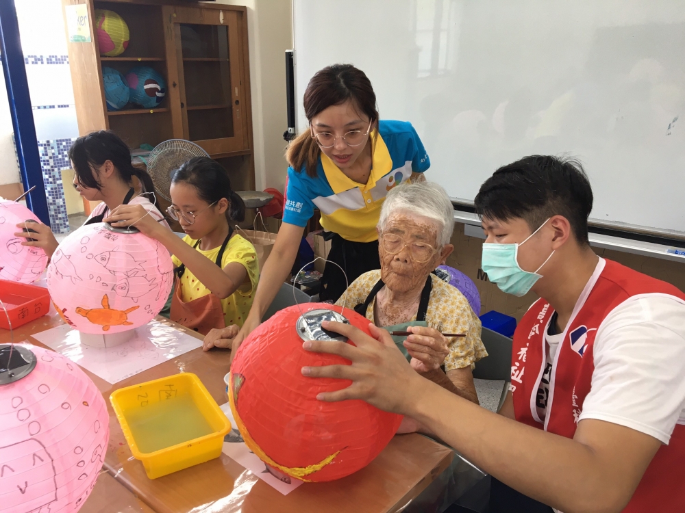 長輩嘴巴說著不會畫啦！帶我來這邊幹嘛啦！到了現場，仍願意拿起畫筆畫下印象中的社區，更期待花燈布置的那天，能為社區帶來活絡！