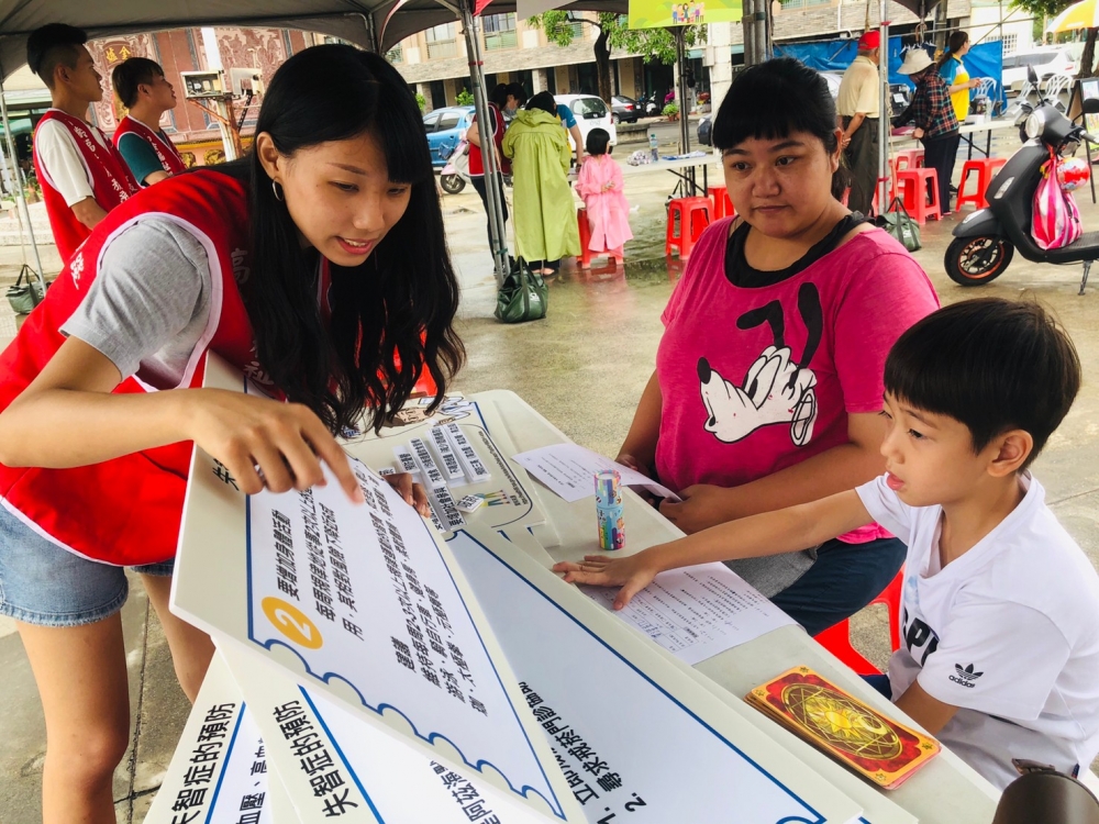 學生運用所學設計宣導關卡，帶領長輩一同認識失智症外，並改善社區大眾對失智症的錯誤認知與歧視。