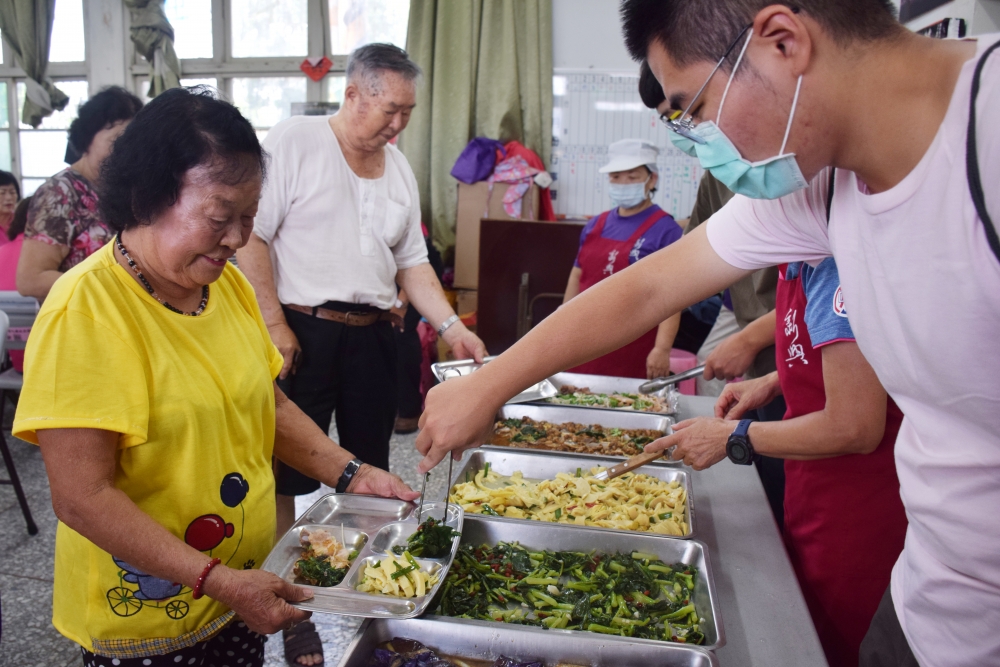 為社區長者服務與同桌共餐
