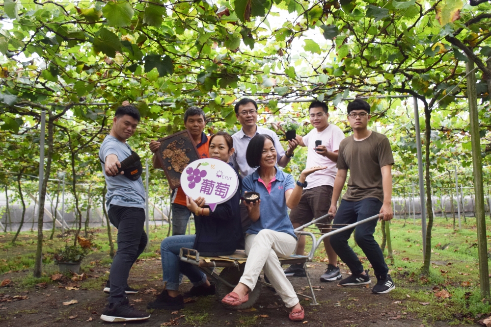 原是農業廢棄物的巨峰葡萄藤、炭，搖身一變成為炭香、炭皂、炭盆栽！
