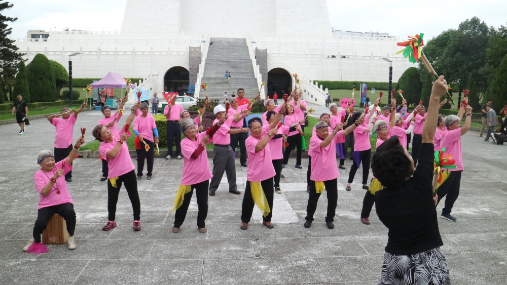 龍船窩的新鮮事—「中正紀念堂快閃表演」，既整齊又陽光的表演，渲染遊客也吸引眾多群眾圍觀攝影。