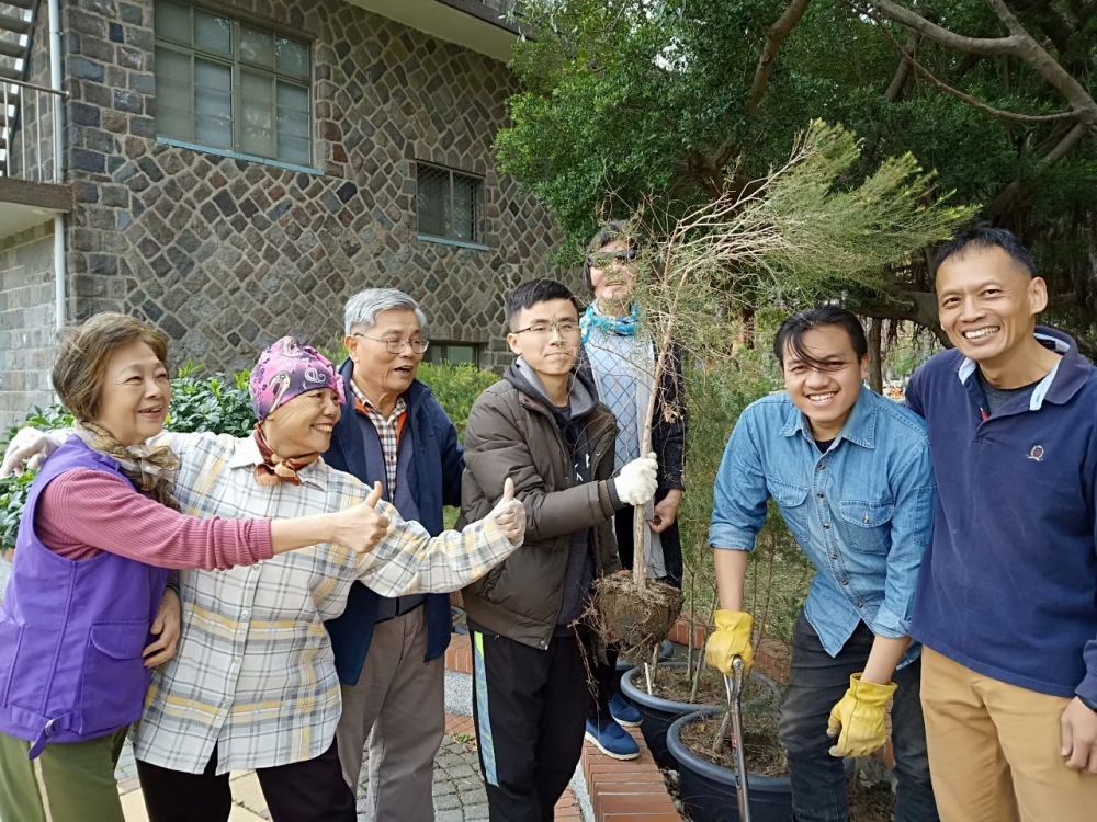 學生與福佳長者的翻土勞動
The elders and the students  did the gardening .