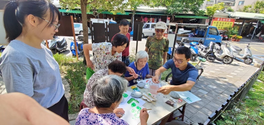 種菜可以不只是種菜，植物彩繪，不同趣味
It was fun to color the plants and stones.