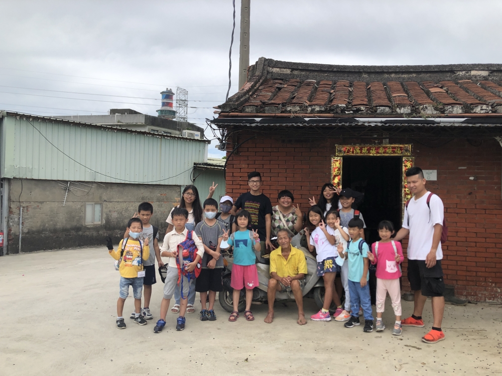 絲瓜阿公古厝前合照 
"Wa , loofah scouring pad " activity before the old house .