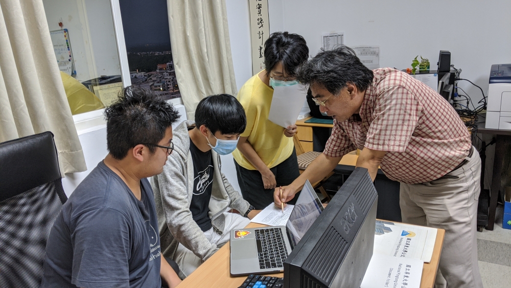 公益創新實作平台輔導學生提案撰寫。圖片請放「以上之實作」該段下方