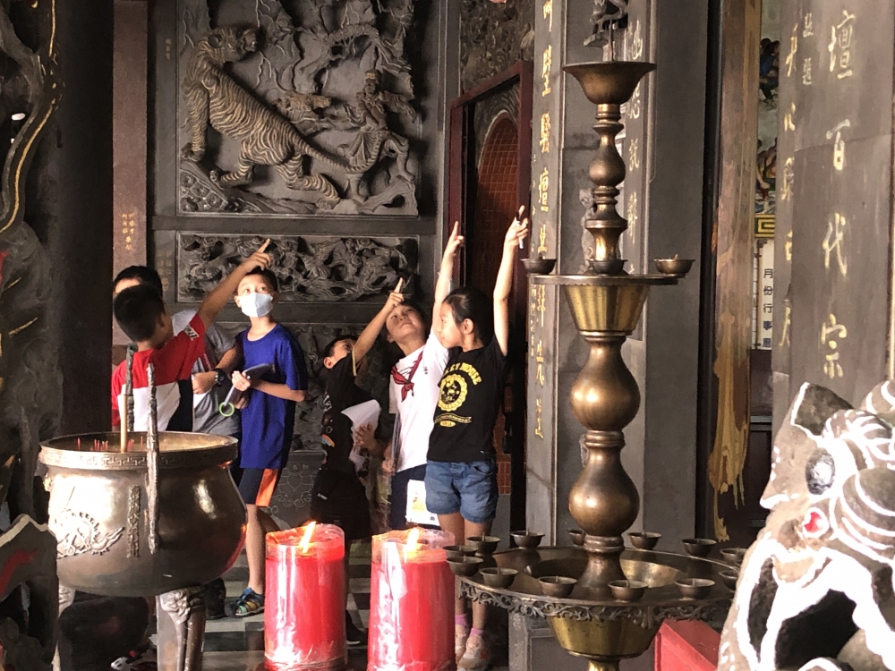 洲美小朋友玩一日屈原宮闖關遊戲
One day  in Qu -yuan temple:  children play the game.