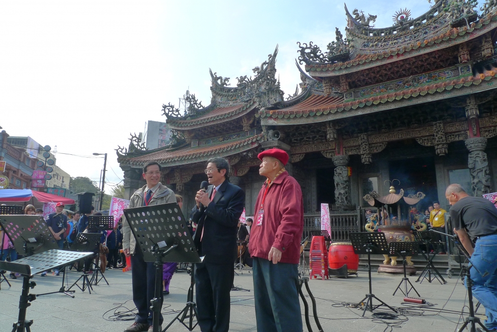 2017年，梅樹月開幕，李梅樹大師的三位公子李景暘先生、李景光先生、李景文先生於三峽祖師廟廟埕致詞（鐘文志提供）。