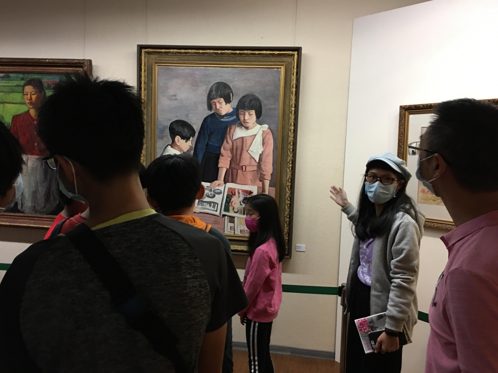 李梅樹紀念館專業實習課程
本校歷史系學生學習導覽李梅樹作品技巧