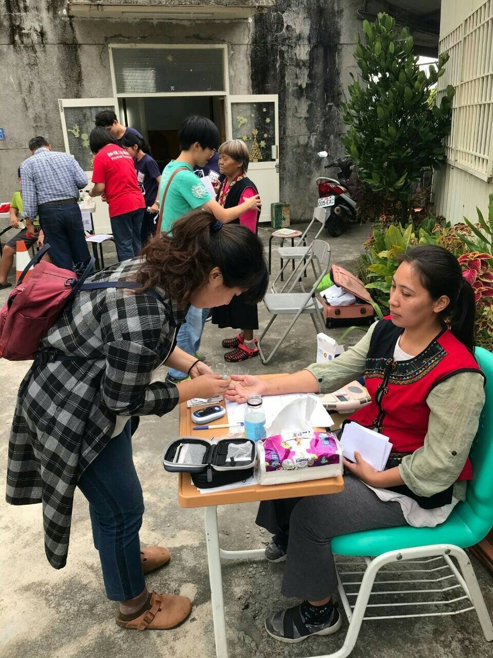 高醫大物治系在那瑪夏地區教會作體適能檢測