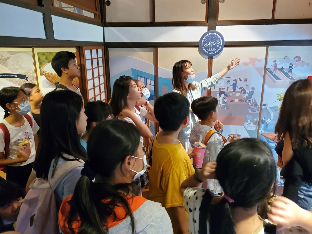 學生於社創基地大目降故事中體驗社會企業的經營，圖中為學生帶領遊客團體認識新化的故事。