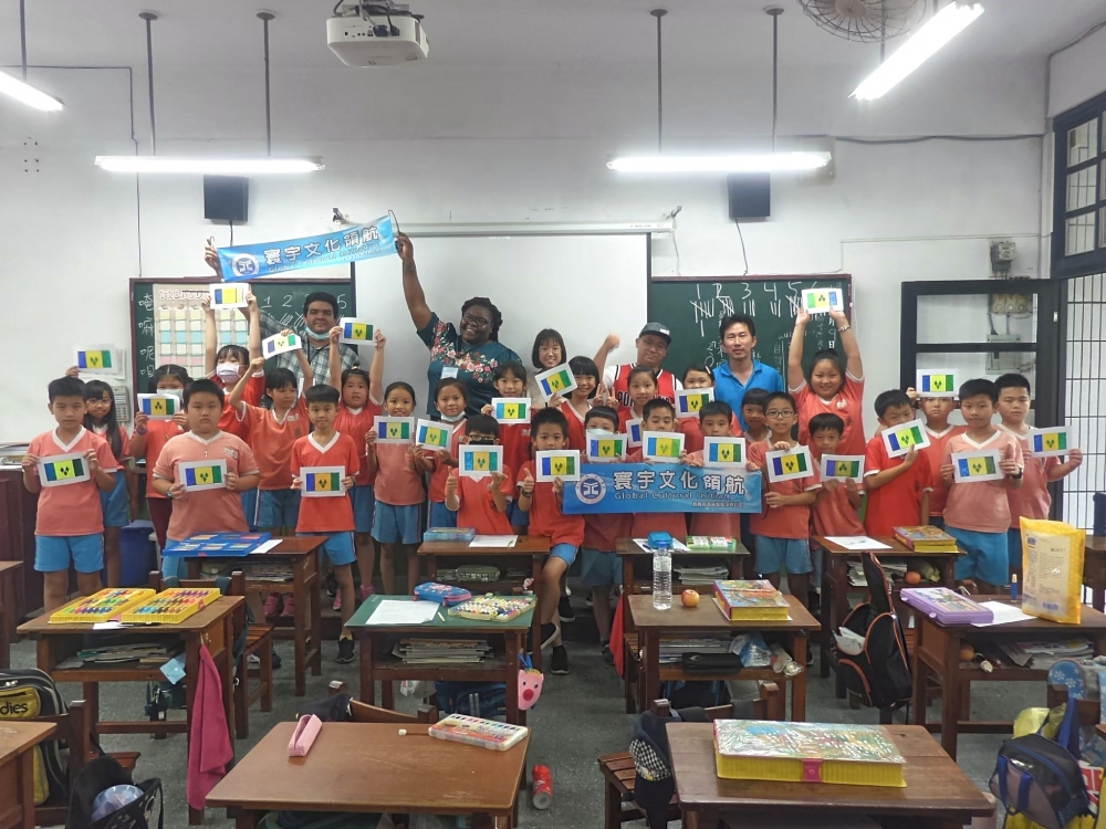 介紹完聖文森國旗顏色的意義後孩子也開始好奇台灣國旗中的顏色代表什麼意思，達到文化反思的目的。